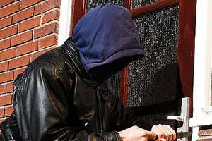 Giả thợ sửa ống nước trộm hàng trăm triệu đồng