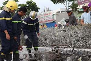 Xe máy chở xăng bùng cháy trên đại lộ Phạm Văn Đồng