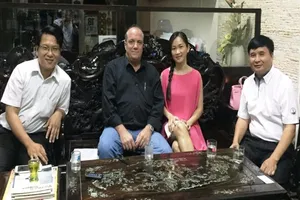 Vụ quẹt thẻ mất 700 triệu: Bắt giám đốc nhà hàng