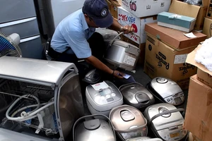 2 container chứa đồ Nhật 'bãi' của công ty 'ma'