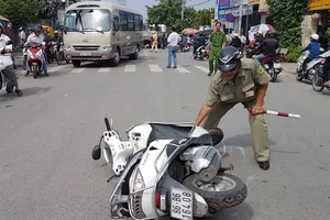 Người nằm la liệt khi xe tải cẩu húc 4 xe máy, 2 ô tô 