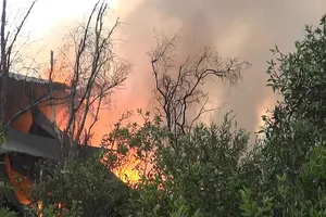 Xưởng sản xuất dầu nhớt lậu cháy trụi trong mưa