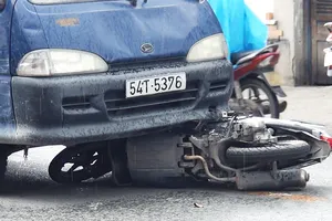 Ngã ra đường, người chồng bị xe tải cuốn vào gầm