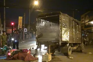 Trượt ngã vào bánh xe tải, 1 thanh niên tử vong