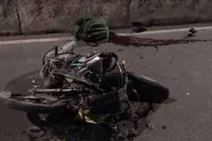 Xe lôi chạy ngược chiều trên cầu ở Bình Tân gây tai nạn