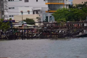 Tàu đậu trên kênh Tẻ bốc cháy dữ dội