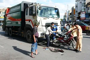 Xe rác TP.HCM cán xe máy, 3 người trọng thương
