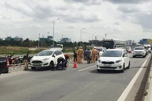 Xe khách gây va chạm liên hoàn trên đường dẫn cao tốc