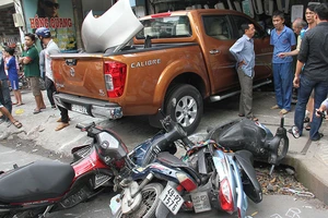 Đạp nhầm chân ga, ô tô tông liên hoàn ở TP.HCM