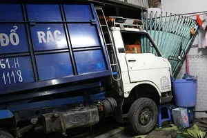 Container húc văng xe rác vào nhà dân