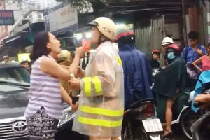 Công an làm việc với người phụ nữ đánh, lăng mạ CSGT 