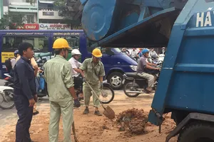 Xe ben đổ bùn đất ra đường, giao thông tê liệt