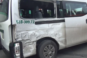Ô tô 16 chỗ bị tông xoay vòng trước Bến xe Miền Tây