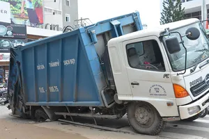 Xe chở rác sụp hố sâu ở trung tâm TP.HCM