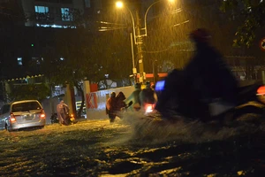 Mưa như trút nước, đường TP.HCM ngập nặng