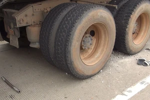 Vỏ container phát nổ, tài xế văng xa nguy kịch