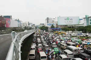 Kẹt xe chưa từng có ở Tân Sơn Nhất, dù mới xây cầu vượt