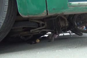 Người đàn ông làm thuê bị xe buýt cuốn vào gầm tử vong