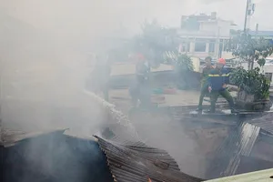 Cháy kèm tiếng nổ dữ dội trên đường Lê Văn Sỹ