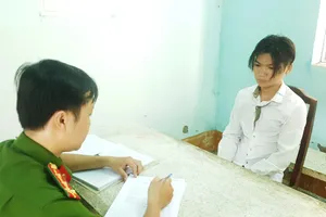 Cứa cổ nạn nhân cướp xe trên đường phố ở TP.HCM