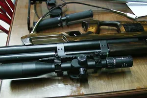 Nam thanh niên mang súng trường vào quán cà phê để bán 