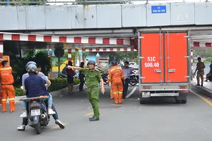 Phong tỏa đường Trường Sa vì xe tải kẹt gầm cầu