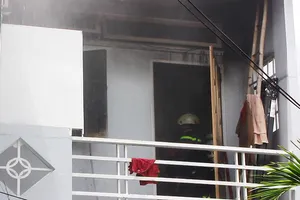 Cô gái nhảy từ lầu 1 của căn nhà đang cháy 