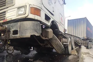 Container húc dải phân cách làm quốc lộ kẹt cứng