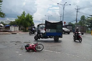 Tông xe máy vào ba gác, 3 thanh niên nhập viện