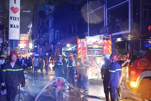 Cháy nhà ở trung tâm quận 1, du khách hoảng hốt bỏ chạy