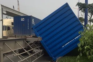 Đang chạy, container rơi thùng xuống xa lộ Hà Nội