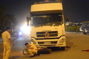 Container cuốn 2 thanh niên vào gầm ở Thủ Đức