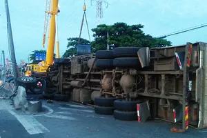 3 người bò ra khỏi xe tải bị lật ở Bình Tân