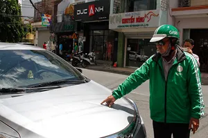 Chủ quán nhậu bị tố gọi người đập 6 ô tô Grab