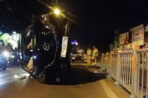Bảo vệ dân phố bị tông nhập viện khi phân luồng lật xe