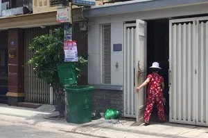 Thi thể bé gái sơ sinh trong thùng rác ở Tân Bình