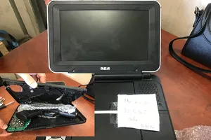 Giấu súng ngắn trong máy nghe nhạc ở Tân Sơn Nhất