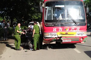 2 vợ chồng bị xe cuốn khi băng qua đường