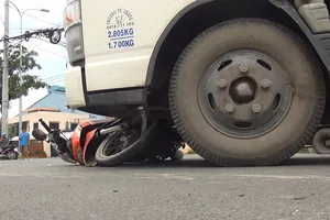 Xe tải tông nữ công nhân nguy kịch