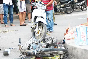 Xe bán tải 'điên' tông liên hoàn, người phụ nữ tử vong