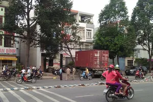 Container tông vào nhà 3 tầng trên đường Tên Lửa