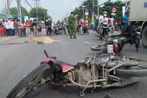 Vừa ăn đám giỗ chạy xe ra đường thì bị nạn