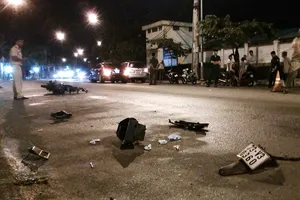 Mercedes tiền tỉ hất văng 1 thanh niên, tông ô tô 7 chỗ