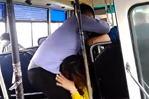 Nhân viên xe buýt đánh nhau với đôi nam nữ hành khách