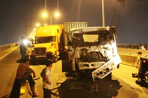 Tông 3 xe container liên hoàn trên cầu Phú Mỹ