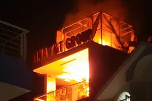 Công ty 6 tầng cháy, người dân đập vỡ bồn nước cứu hỏa