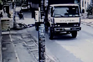 Người mẹ trẻ đi khám bệnh bị xe tải cán tử vong