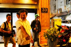 Bị bắt 'tè bậy', người xe ôm khóc giãi bày cùng ông Hải