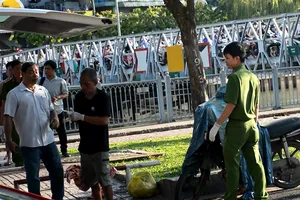 Người đàn ông gục chết trên xe máy ven kênh Nhiêu Lộc