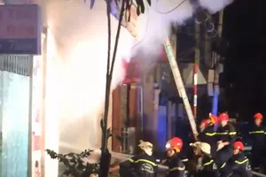 Cháy tiệm túi xách khu Bàn Cờ, chủ nhà kịp thoát hiểm